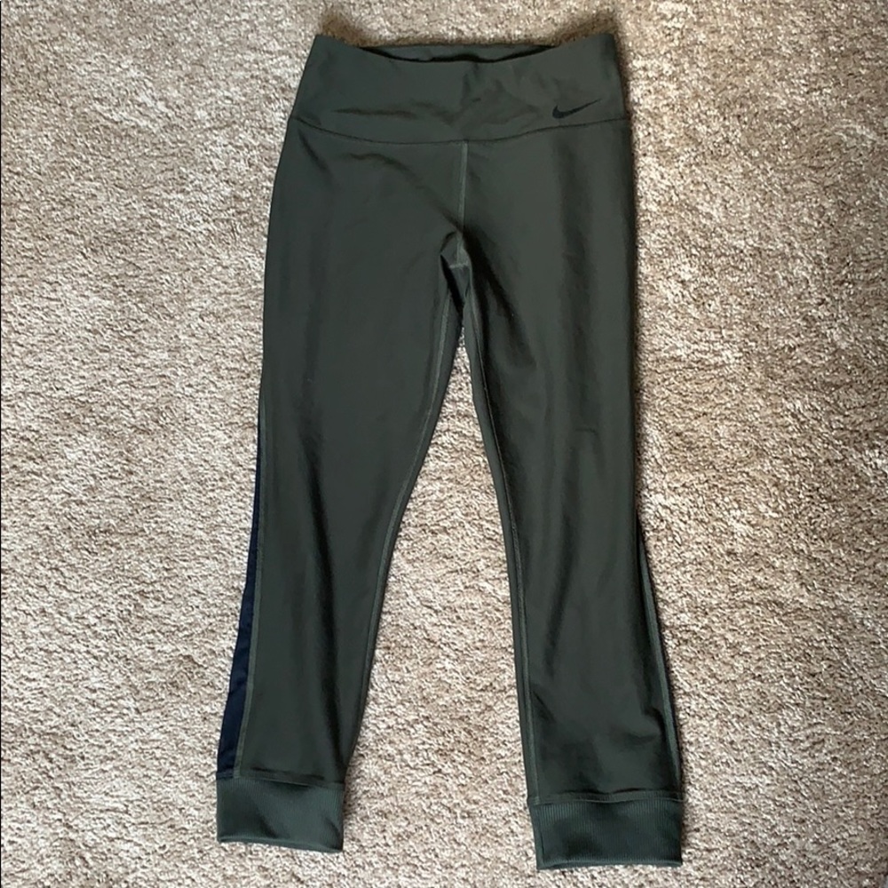 Nike 25’ hunter green legging